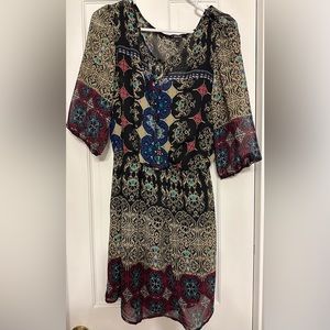 Like New Ladies dress. Machine washable. Beautiful colors. Very comfortable